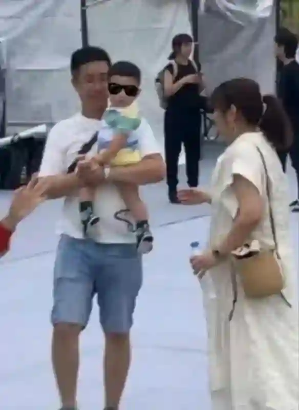 Selina和Ella去看Hebe演唱会，SHE变相再合体，Selina感动落泪