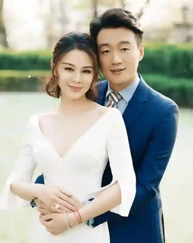佟大为带17岁女儿拍戏，俩女儿拜师刘天池，长相随妈，个高比例好