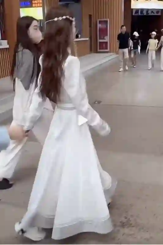 汪小菲马筱梅带孩子来内蒙：小玥儿穿藏服太像大S，筱梅白色衣服很仙