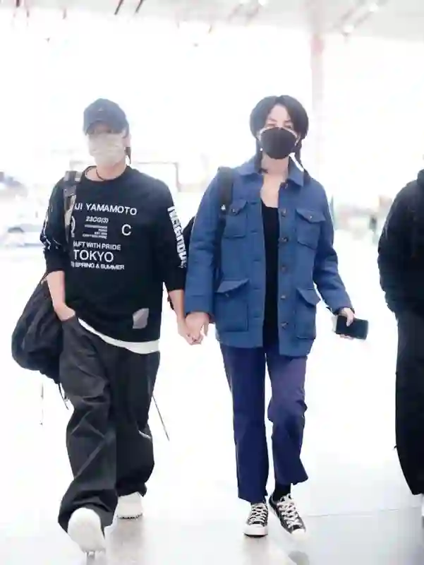 56岁王菲素颜近照被曝光后，大家才终于明白，谢霆锋眼光有多好