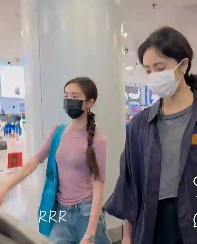黄多多回国生图曝光！比孙莉矮半个头却美上热搜，口罩也难挡气质