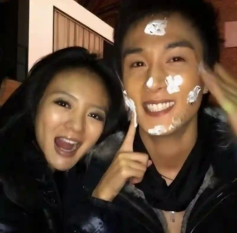 被大S横刀夺爱,和李承铉倒贴恋爱,富豪丈夫被抓独自带娃,以泪洗面