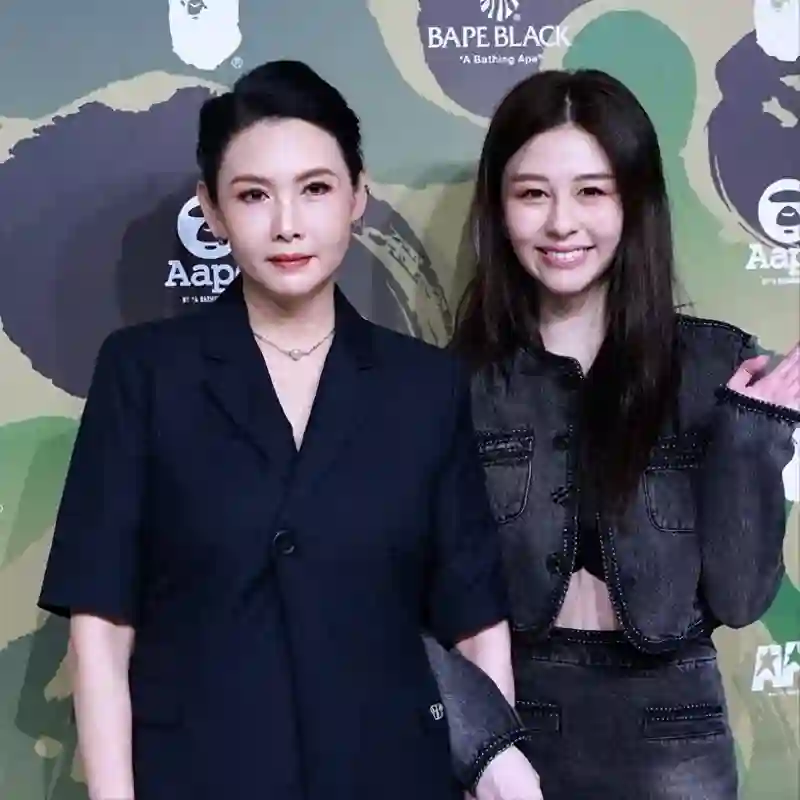 56岁邱淑贞与22岁女儿同框，母女感情深厚，气质令人惊艳