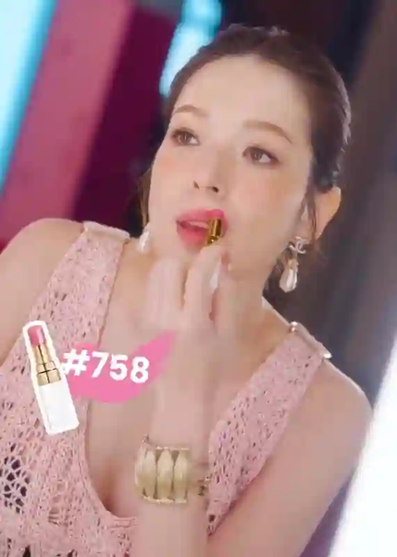 许玮甯怀孕四月曝光，香奈儿装藏孕肚，邱泽孩子必定超可爱