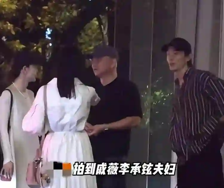 46岁胡静现身环球影城，朱兆祥带儿子提包，16岁牛魔王侧脸帅又高
