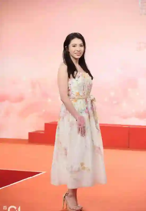 2025香港小姐14强群芳争艳！高学历佳丽自信绽放颜值盛宴