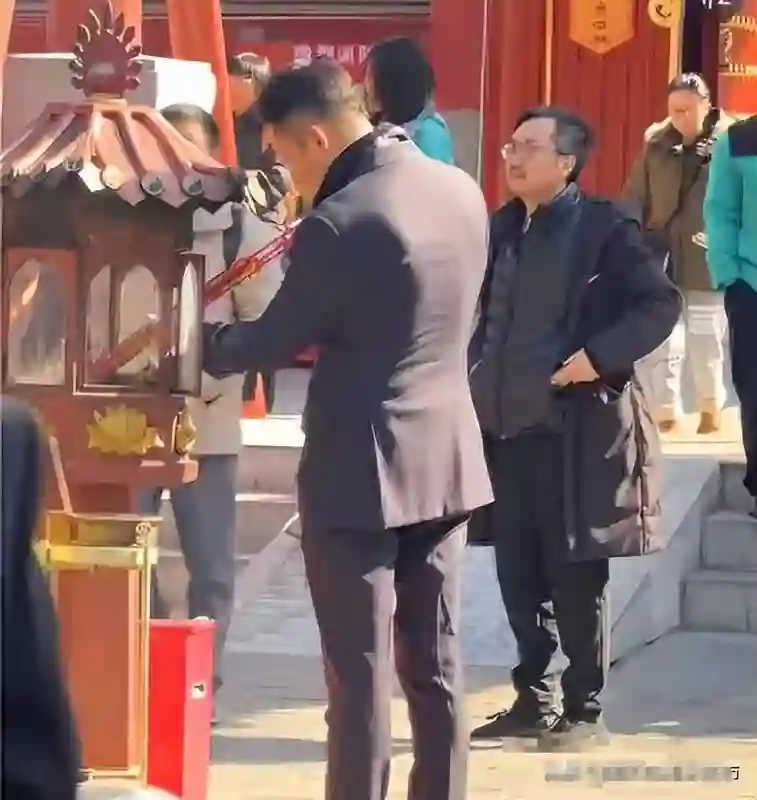 大S子女返京，体态动作惹人疼！生前财务状况堪忧，早已捉襟见肘