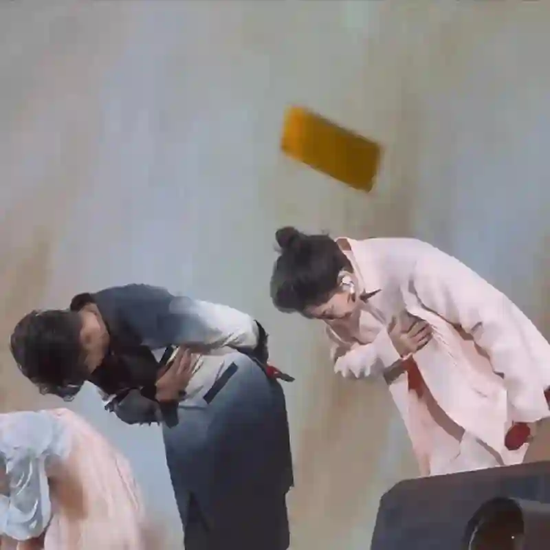 普思传奇玲花在演唱会上深鞠躬道歉，无一人退票，曾毅偷偷抹眼泪