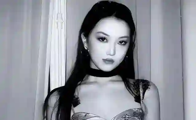 19岁李嫣高中毕业照曝光，站边缘但颜值抢镜，神似王菲人群中好美