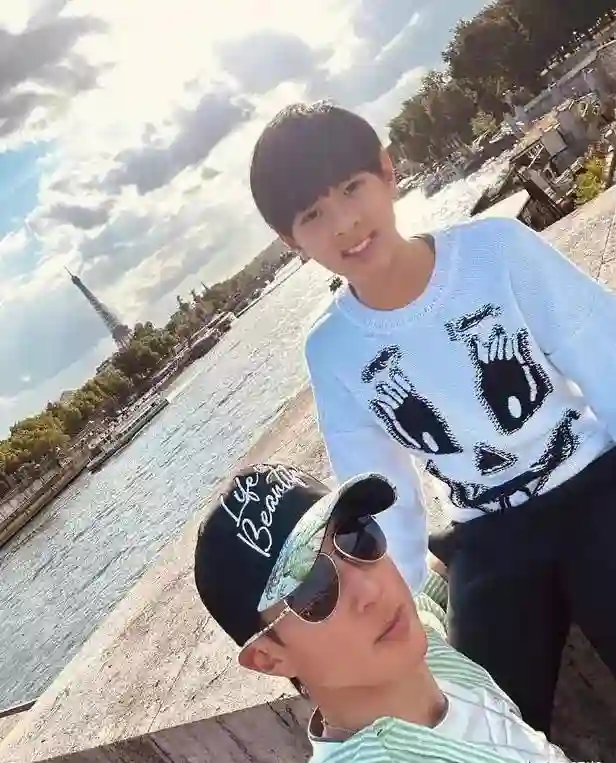 吴尊一家巴黎旅游，11岁儿子颜值逆袭越长越帅，没浪费爸爸好基因