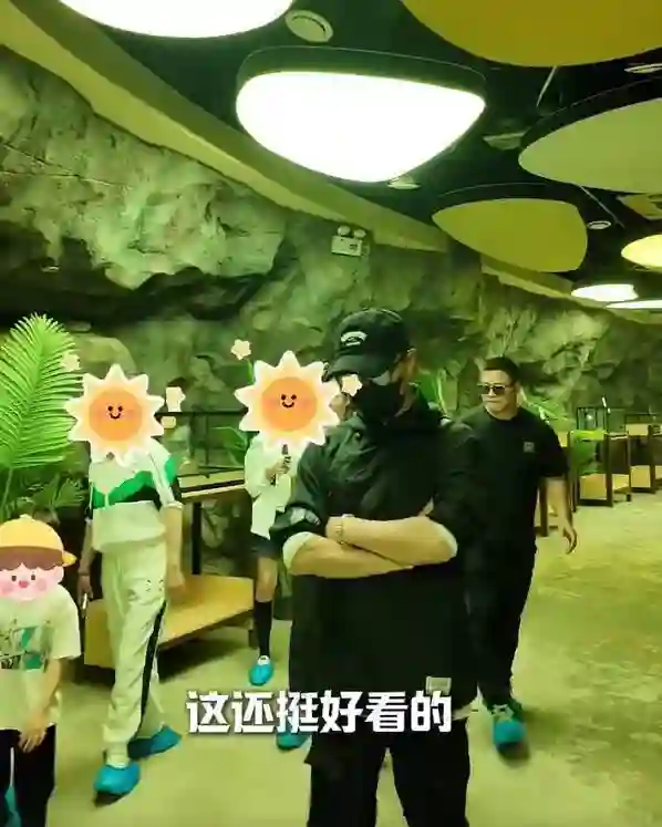 汪峰父亲节超忙！独自带三娃累到动弹不得，最宠章子怡的孩子