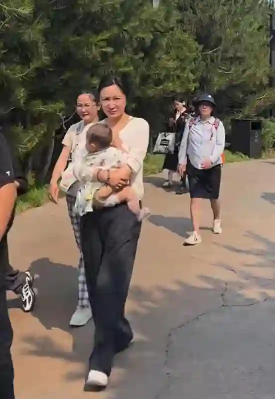 74岁张纪中黑脸训斥老婆：3个保姆都不敢劝架，游客也被吓的远离