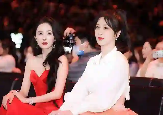 杨紫算不算顶级大美女？看看她和杨幂、张柏芝的合照，就有答案了