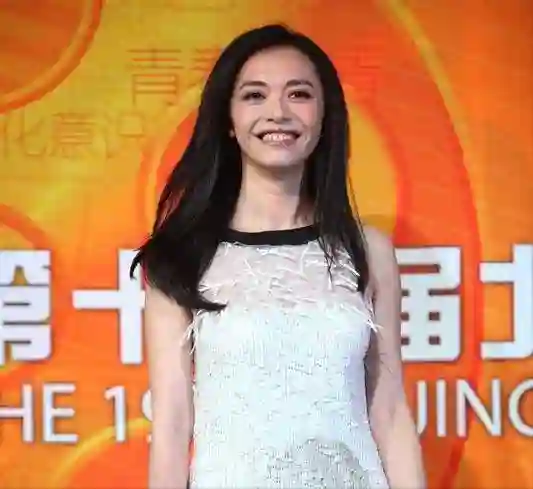 驴脸、龅牙、平胸，4位女星外貌争议，凭啥红遍大江南北？