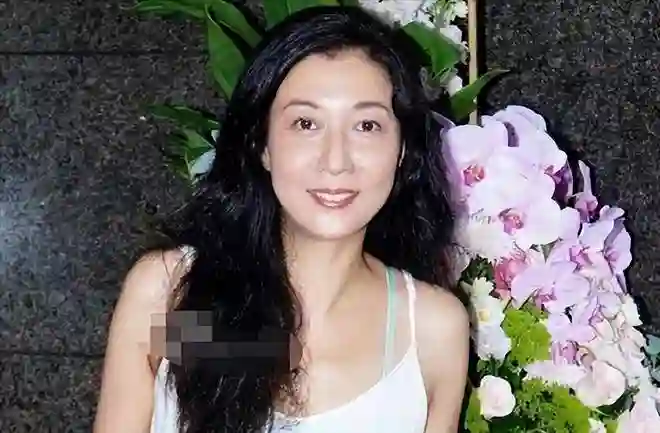最惨星二代！母亲虐我，巨星爸爸不认我，就连同性妻子也抛弃了我