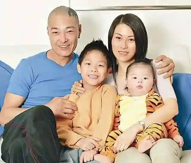 前妻烧炭自杀身亡！香港知名男星和儿子抱头痛哭，离婚后拒绝再婚