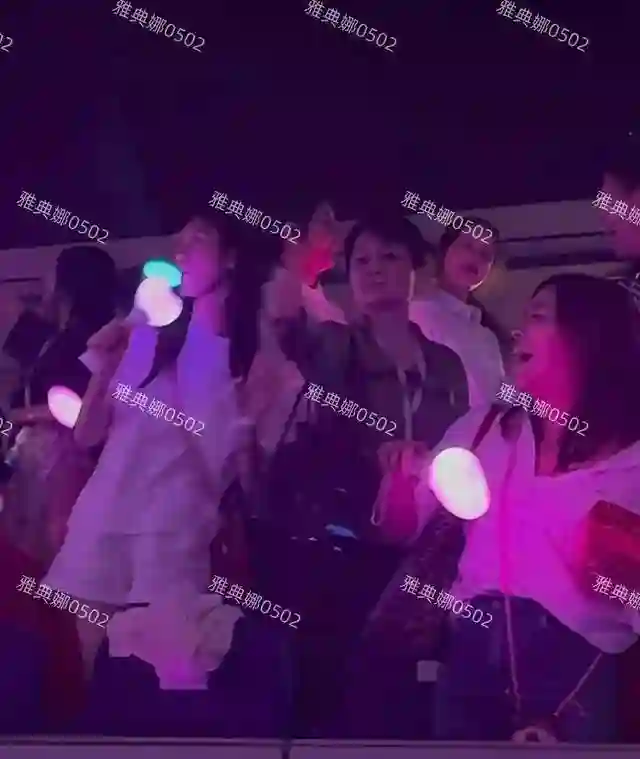 周杰伦演唱会偶遇奚梦瑶和婆婆梁安琪，婆媳俩挥动荧光棒全程开心
