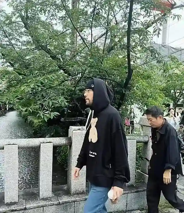 被病痛折磨，46岁周杰伦近况曝光，靠友人搀扶，上厕所都要靠别人