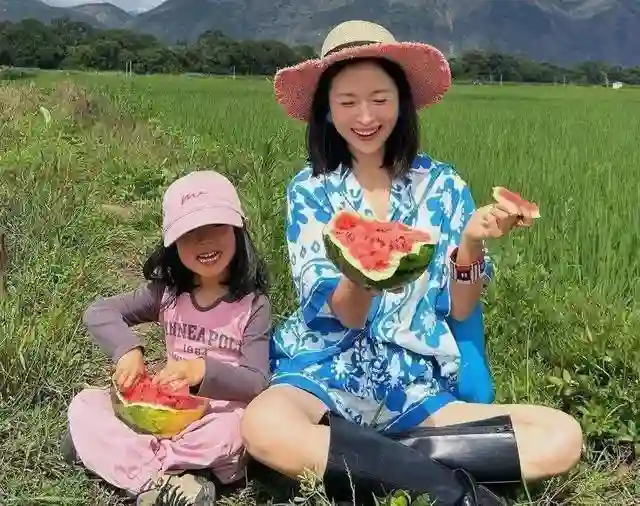江一燕携夫走红毯，到处认干爹的茶艺大师，如今想靠浪姐“洗白”