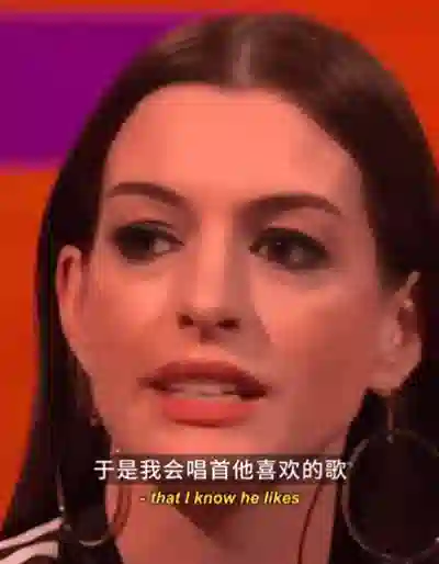 还记得安妮海瑟薇吗，小儿子撞脸《小鬼当家》男主？