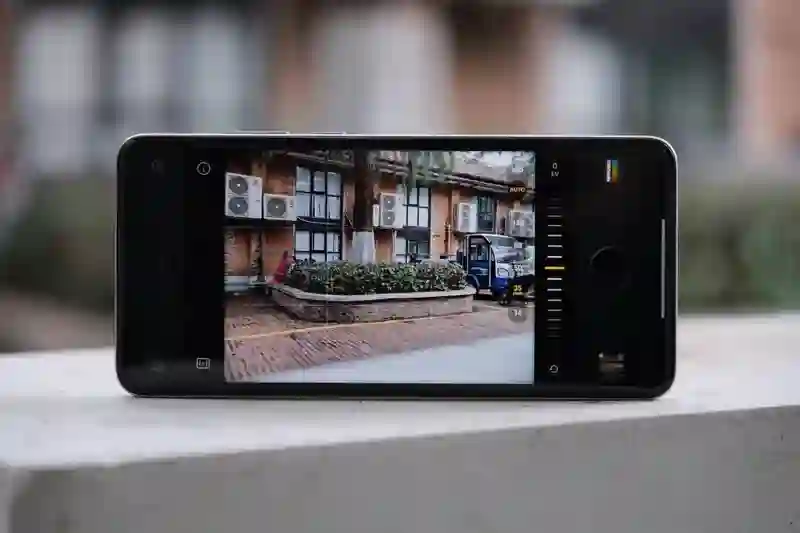 iPhone 上的拍照键：既不快捷，也不方便