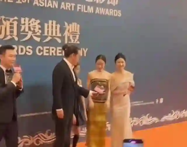 江一燕携夫走红毯，到处认干爹的茶艺大师，如今想靠浪姐“洗白”