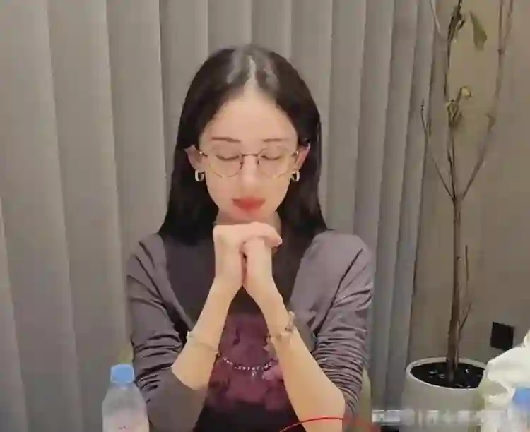 古力娜扎33岁生日暴瘦上热搜！素颜吃火锅惊呆网友：这身材认真的