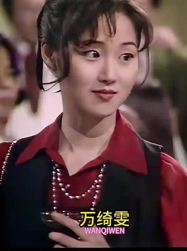 万绮雯现状：55岁肤白貌美无儿女，和丈夫长住内地，义子长得很帅