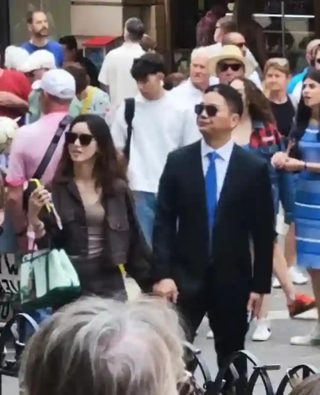 章泽天和刘强东欧洲被偶遇！牵手散步很恩爱，打扮格格不入被认出