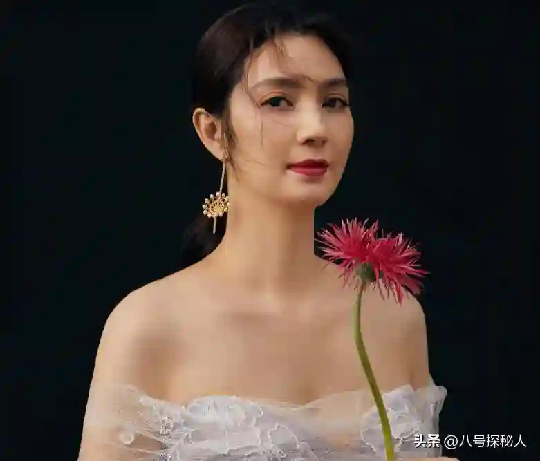 被大佬捧上位，与富商闪婚闪离，未婚生子遭抛弃的她，后来怎样？
