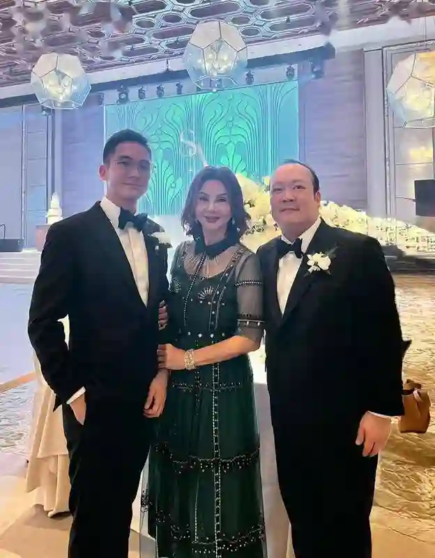 44岁林孝贤和41岁霍启山当伴郎，谢玲玲盛装出席婚宴，并在线催婚