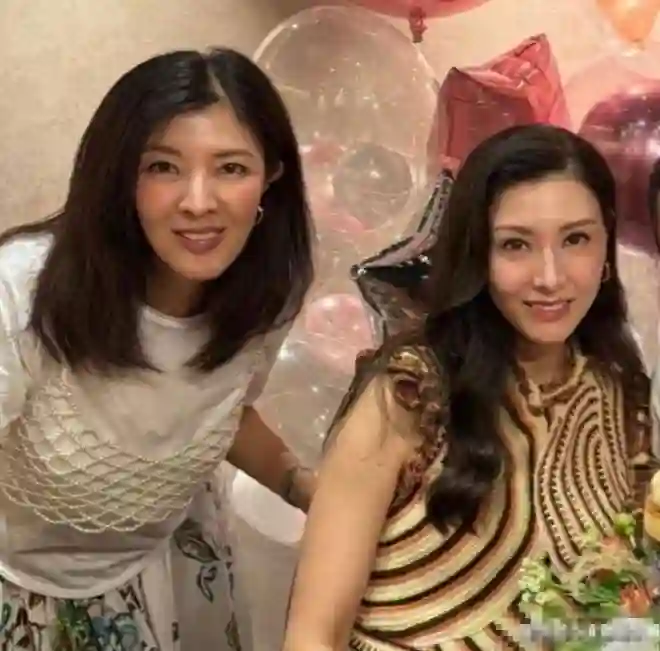 李嘉欣62岁姐姐冻龄美貌依旧，姐妹感情深厚，气质优雅状态好