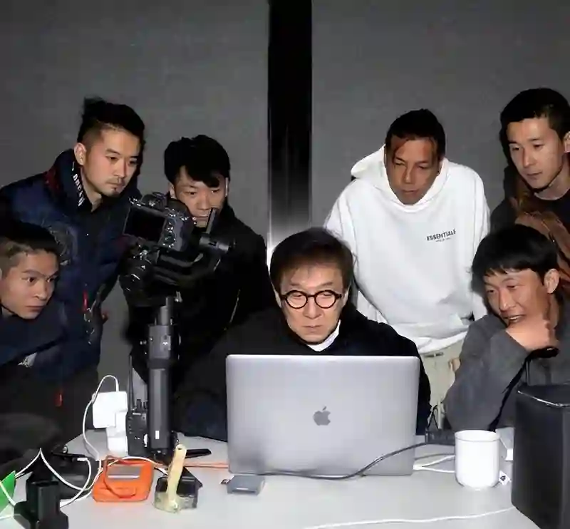 71岁成龙现身美国，头发花白老态龙钟，嚼口香糖动作一如当年