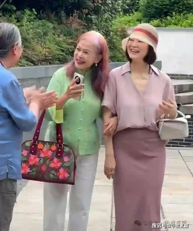 71岁林青霞被偶遇，穿着朴素，大妈味十足，面对衰老从容又洒脱