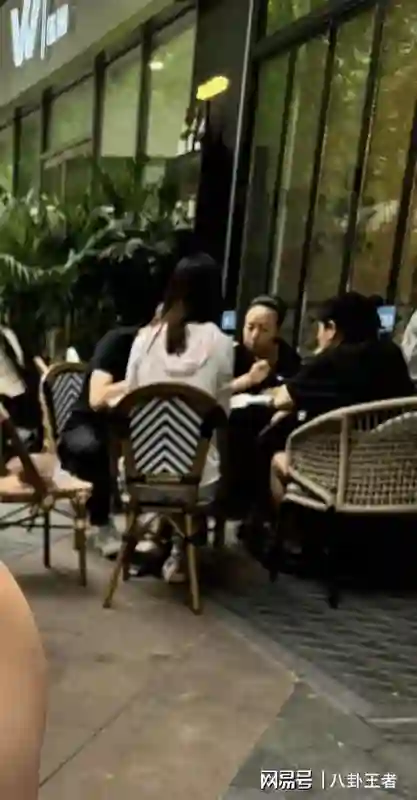 白减100斤!贾玲宋丹丹北京聚餐,虎背熊腰不敢认,复胖了背好宽好厚