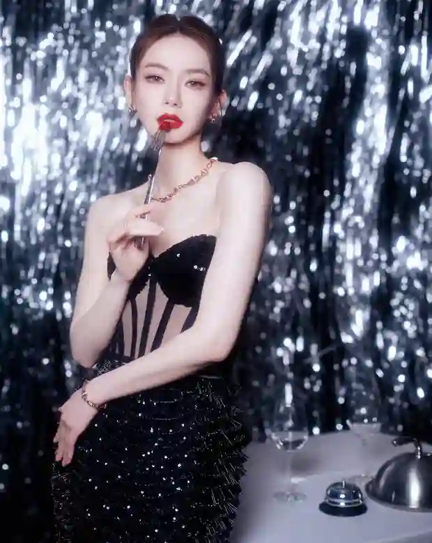 戚薇黑色抹胸亮片裙写真曝光 红唇烈焰演绎摩登性感