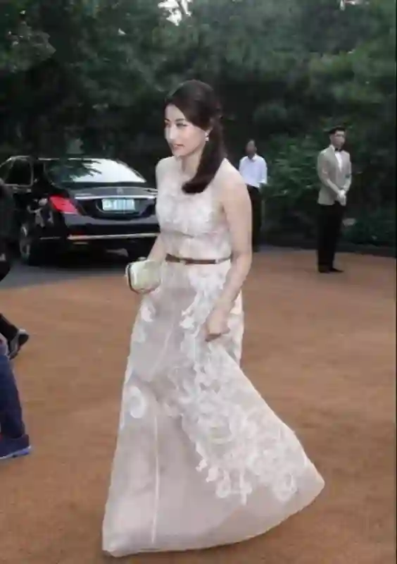 当陈红撞衫郭晶晶，瞬间领悟明星与贵妇的气质差距，谁更吸引人？