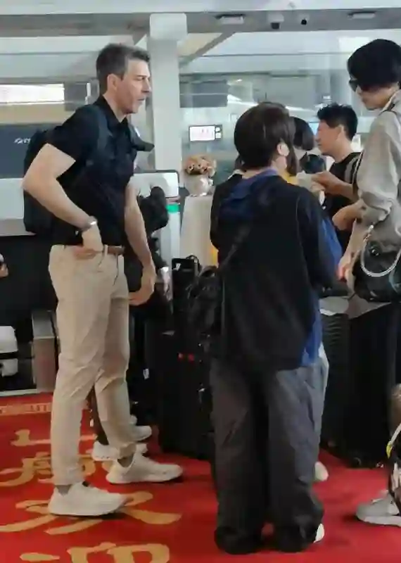梁咏琪一家出游被偶遇！10岁女儿个头超爸爸肩膀，外籍老公超帅气