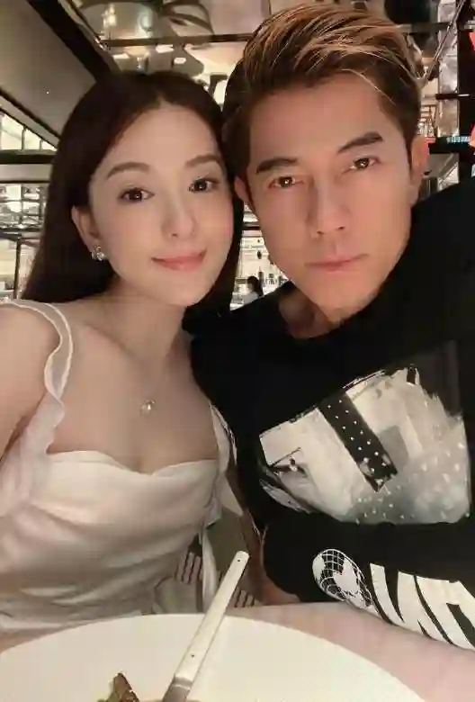 方媛庆祝结婚8周年, 与郭富城甜蜜秀恩爱, 两女儿正脸曝光超美