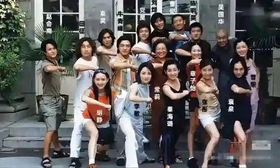 面相全变了！再看46岁章子怡大学合影，才知骨相和皮相老去的差距
