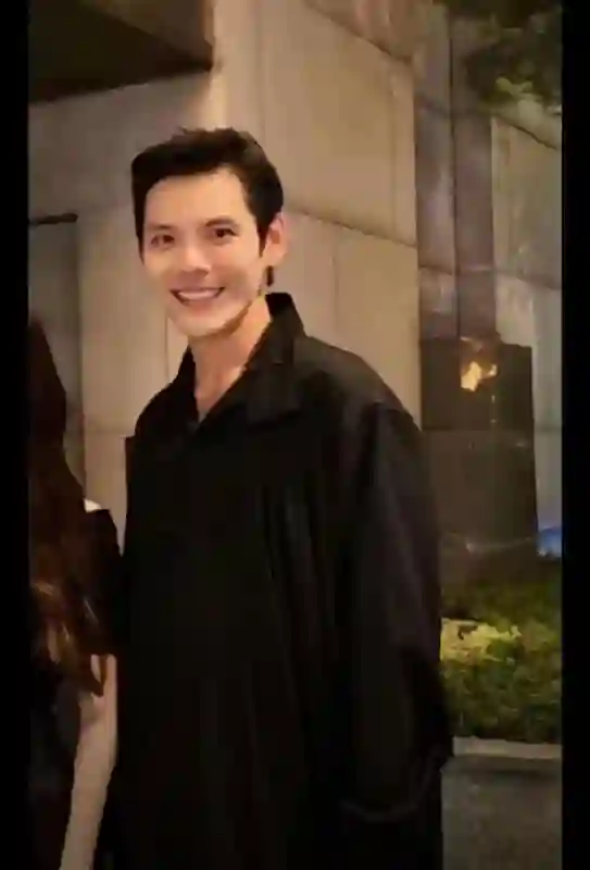 向佐端午节晒女儿，胡子拉碴像流浪汉，撞脸广西偷电瓶网红
