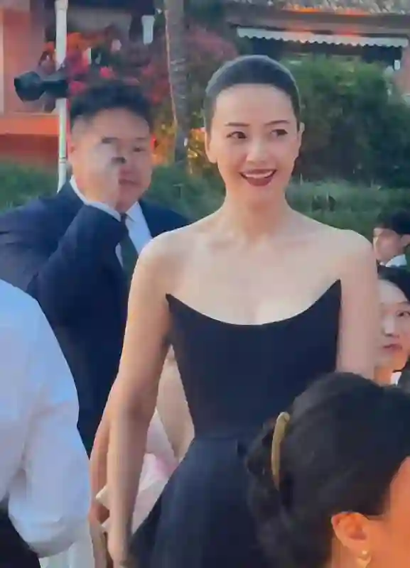 高圆圆在西班牙带<em>女儿</em>吃麻辣烫，<em>女儿</em>长相随爸爸，皮肤还有点黑