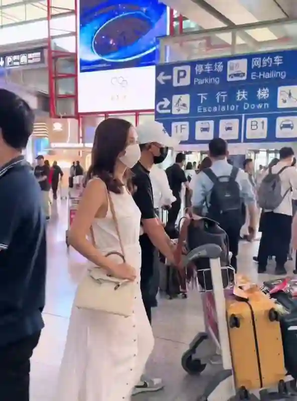 40岁卢靖姗穿孕妇装现身机场，韩庚全程保护爱<em>妻，儿</em>女双全真幸福