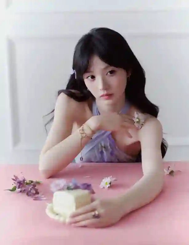 田曦薇紫色挂脖长裙造型，微卷簪花甜美灵动似精灵
