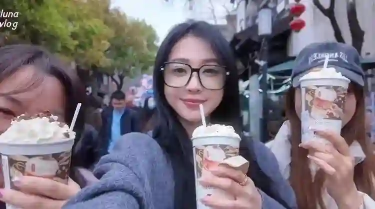 趁着潘玮柏在忙着演唱会，他老婆居然跑回南京独自逛吃？