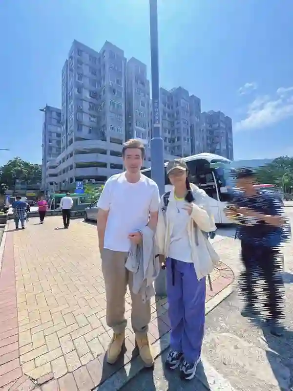 54岁陈豪在香港逛街，打扮很时尚，胡茬没刮干净，笑起来好多皱纹