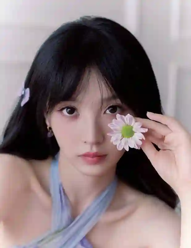 田曦薇紫色挂脖长裙造型，微卷簪花甜美灵动似精灵
