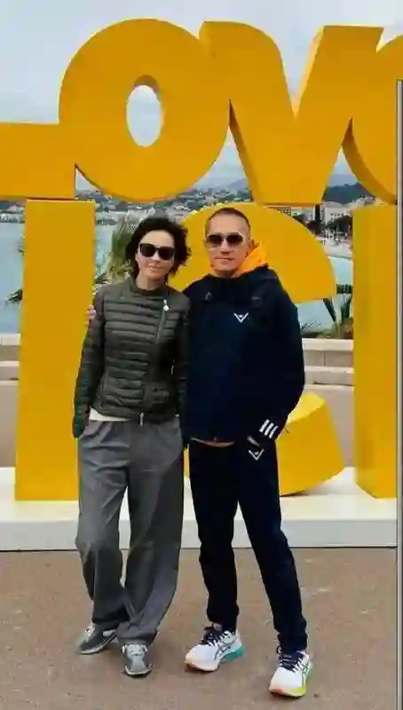 梁朝伟刘嘉玲泰国度假，两人结婚多年恩爱如初，刘嘉玲美腿抢镜