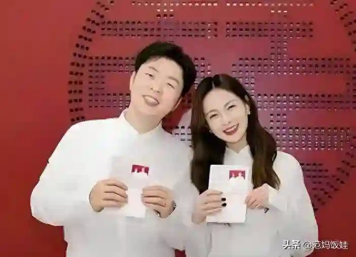 杜海涛晒14张约会照,赞沈梦辰下厨做湘菜,二人甜蜜如初