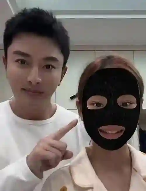 好了伤疤忘了疼！贾乃亮李小璐合体出游，女儿甜馨表现惹众议